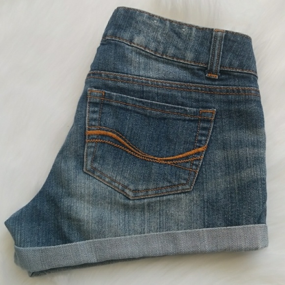 SO Cuffed Denim Shorts- Size 3 - Picture 2 of 7